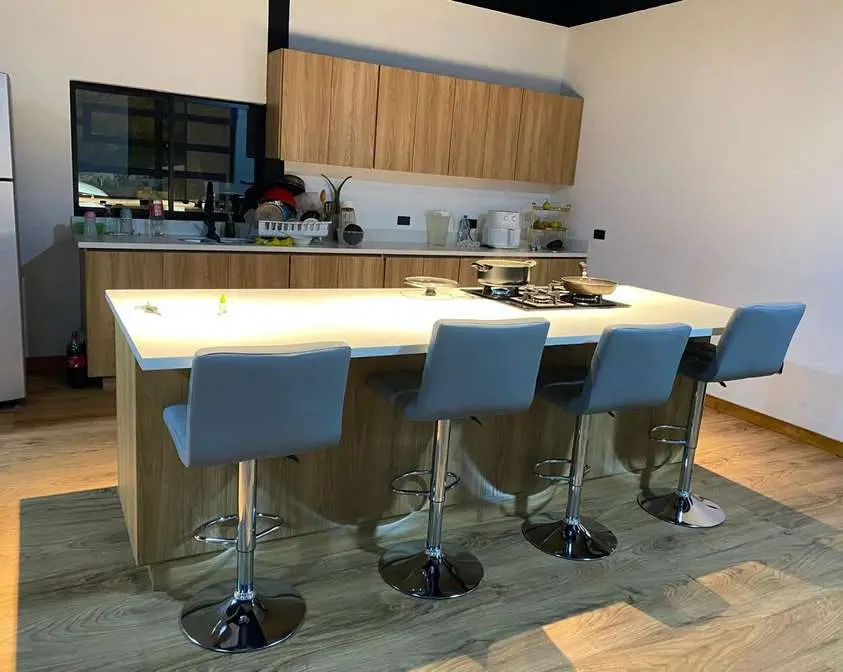 Cocina social con barra iluminada