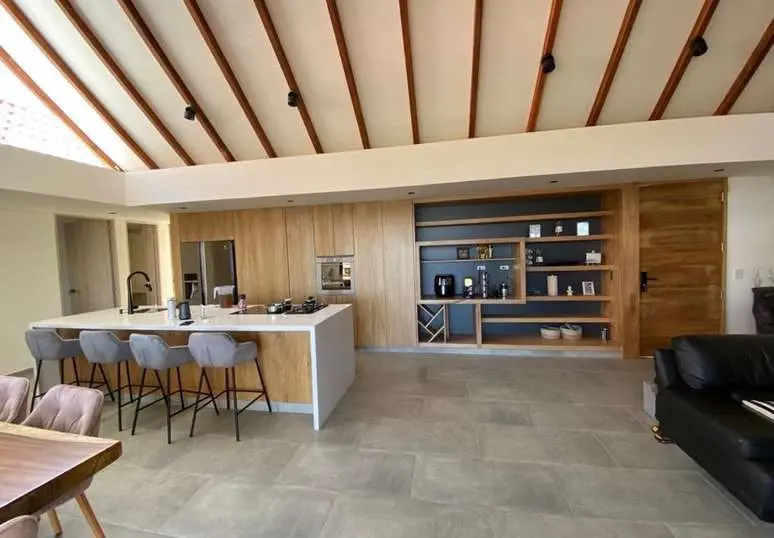 Cocina y zona social en madera Diseños entre Maderas