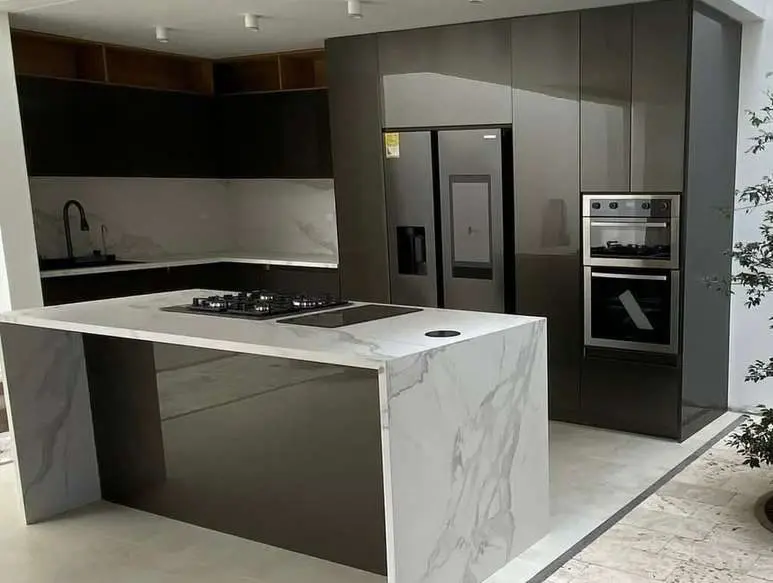 Cocina premium con isla en piedra - Diseños entre Maderas