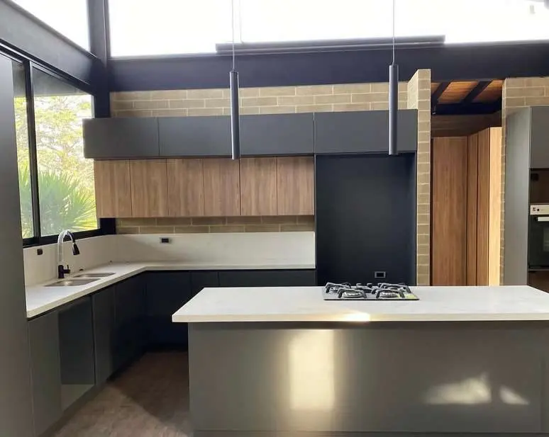 Cocina integral en madera clara - Diseños entre Maderas