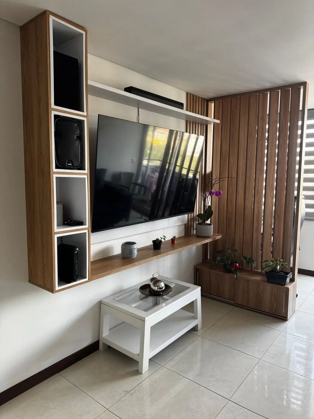 Centro de entretenimiento con panel divisorio - Diseños entre Maderas