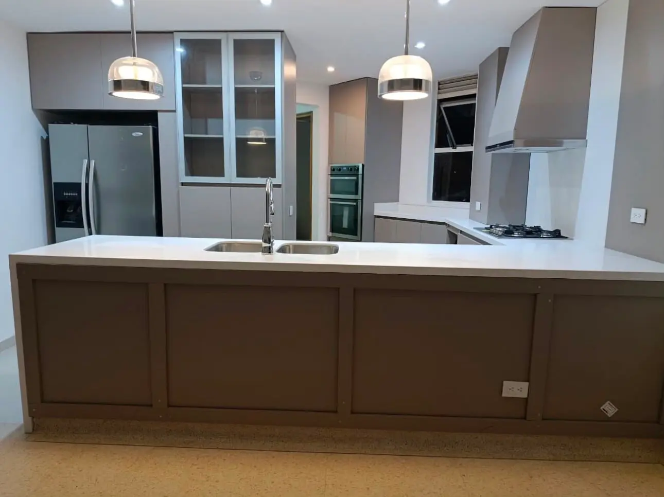 Cocina social con barra iluminada - proyecto destacado
